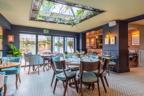 供應早餐、午餐及晚餐