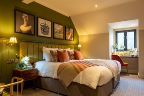 Ropa de cama de alta calidad, escritorio, cortinas opacas
