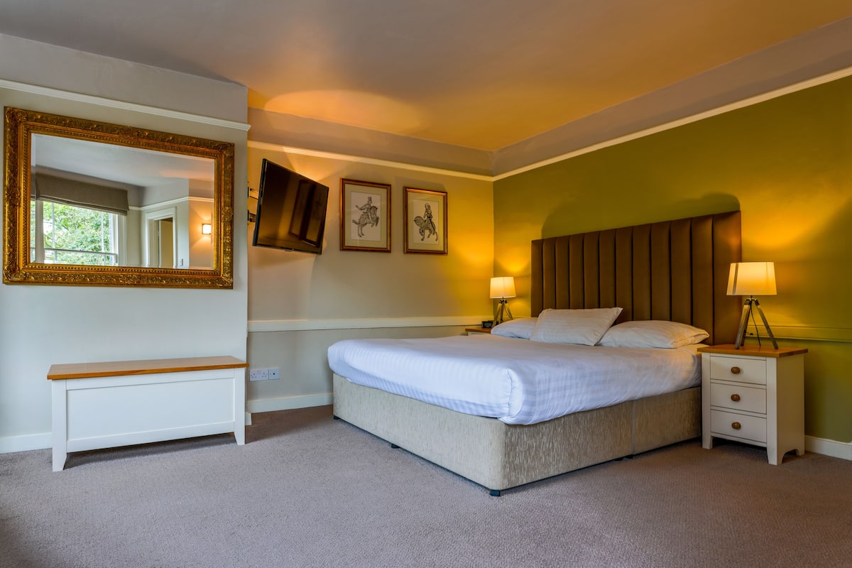 Luxe kamer | Een bureau, een strijkplank/strijkijzer, gratis babybedden, gratis wifi
