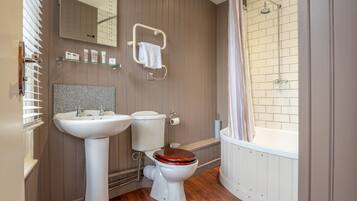Double Room | Bathroom | Free toiletries, hair dryer, towels