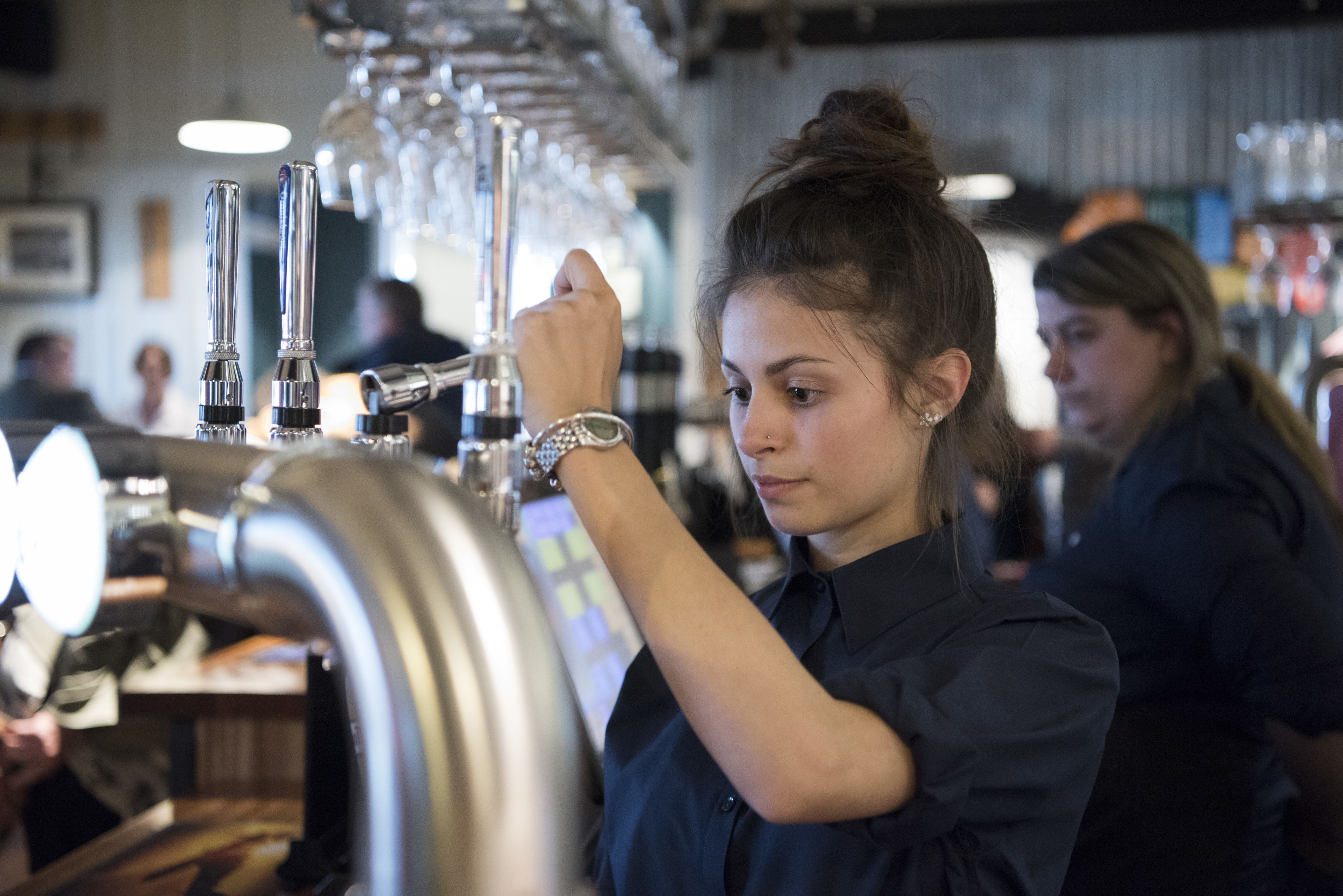 Un barista préparant du café à l’aide d’une machine à café professionnelle.