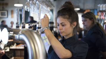 Un barista préparant du café à l’aide d’une machine à café professionnelle.