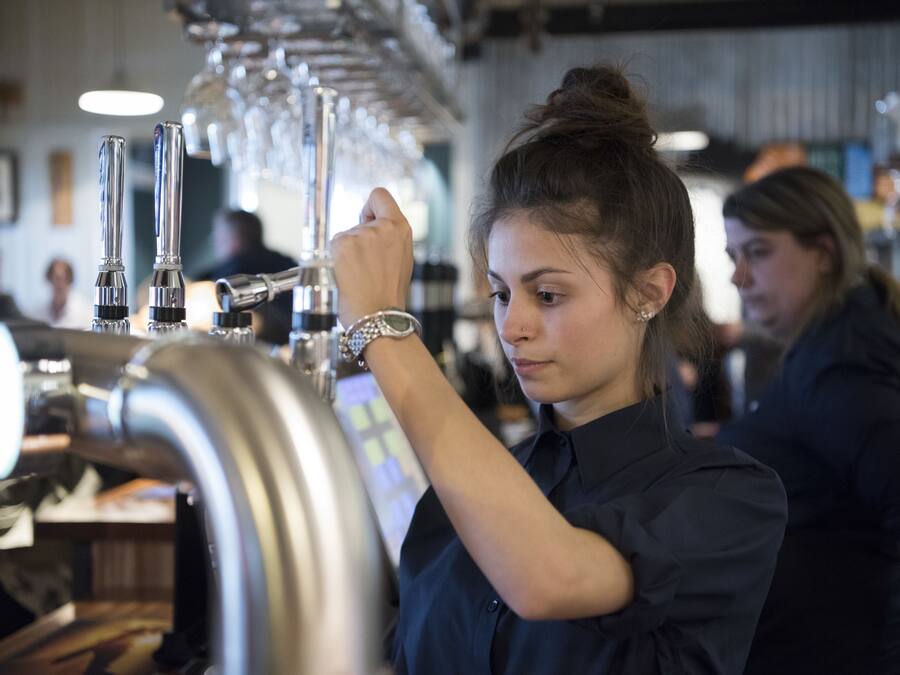 Un barista préparant du café à l’aide d’une machine à café professionnelle.