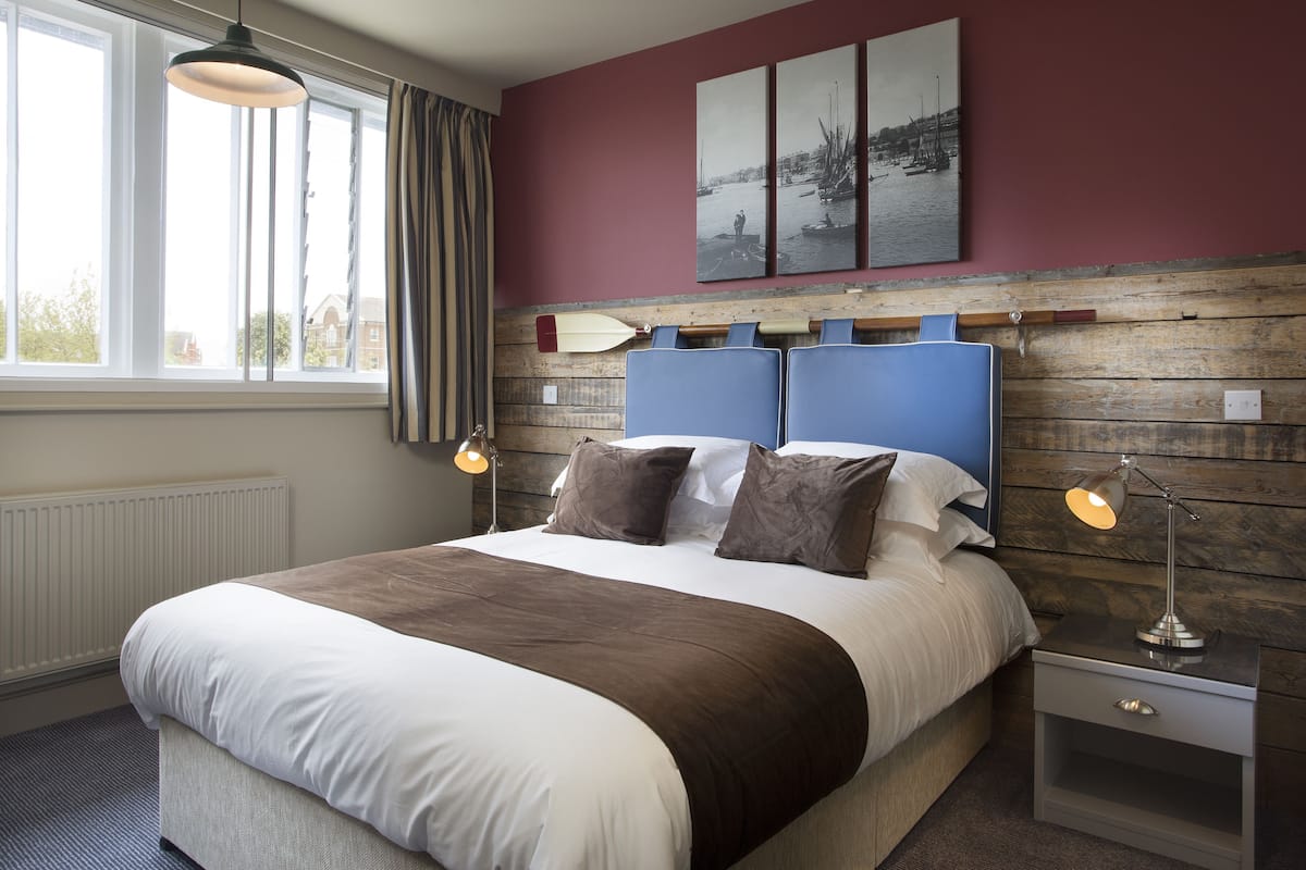 Een bureau, gratis wifi, beddengoed