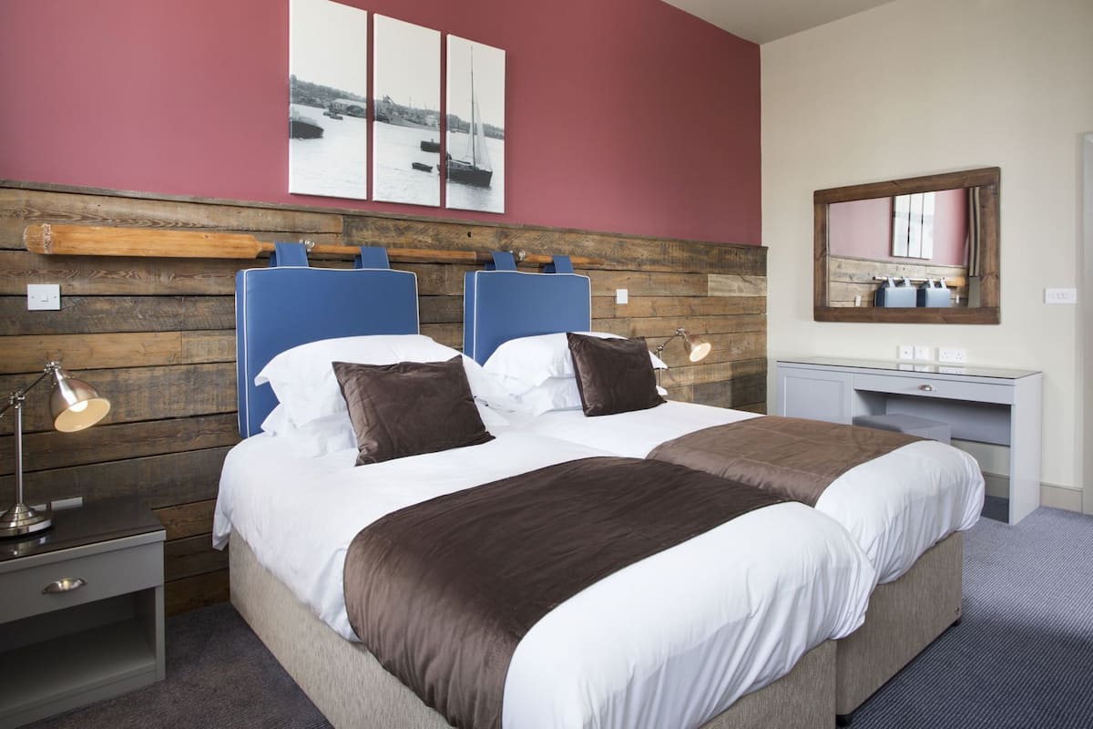 Desk, free WiFi, bed sheets