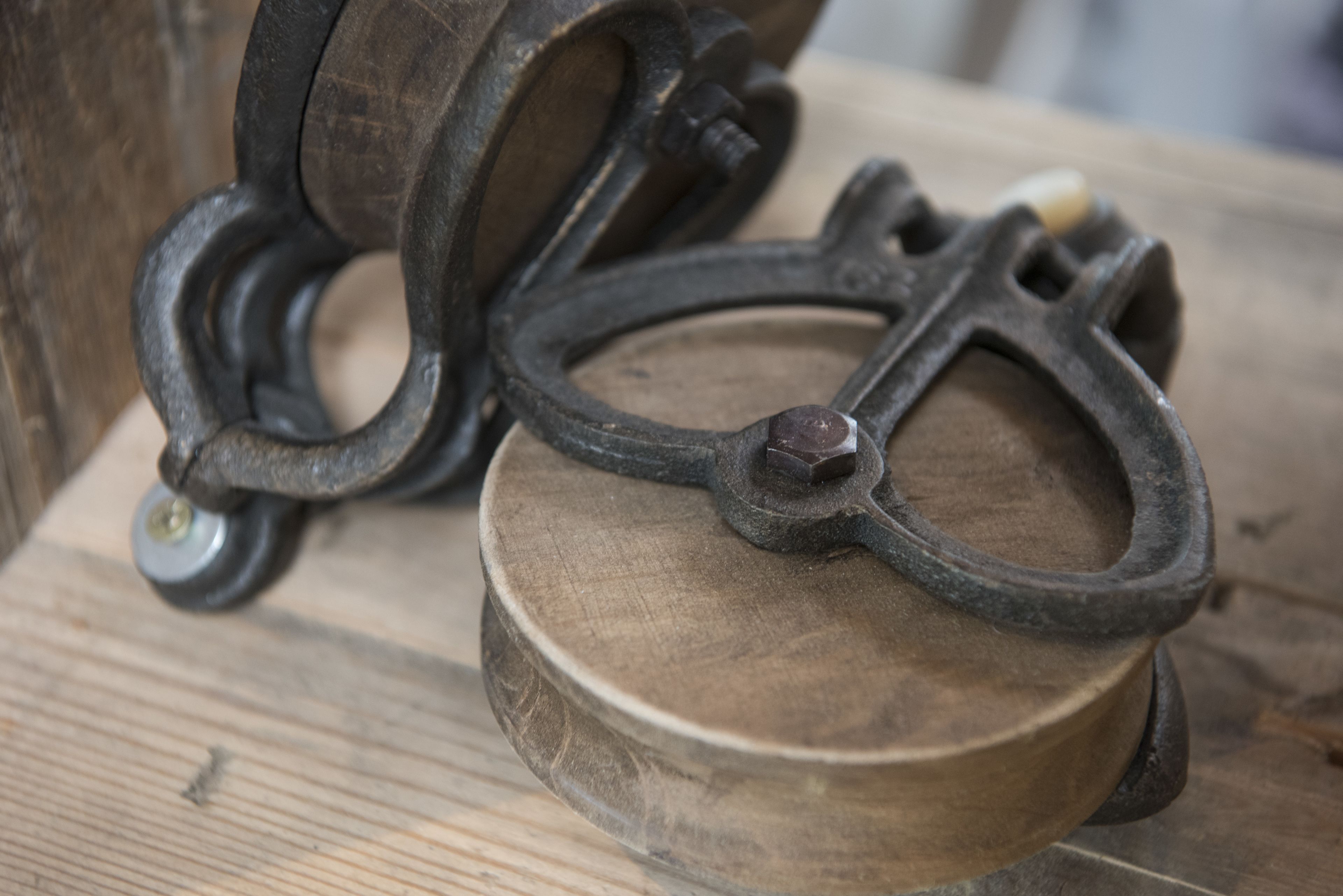 Een paar oude metalen handboeien op een houten oppervlak.