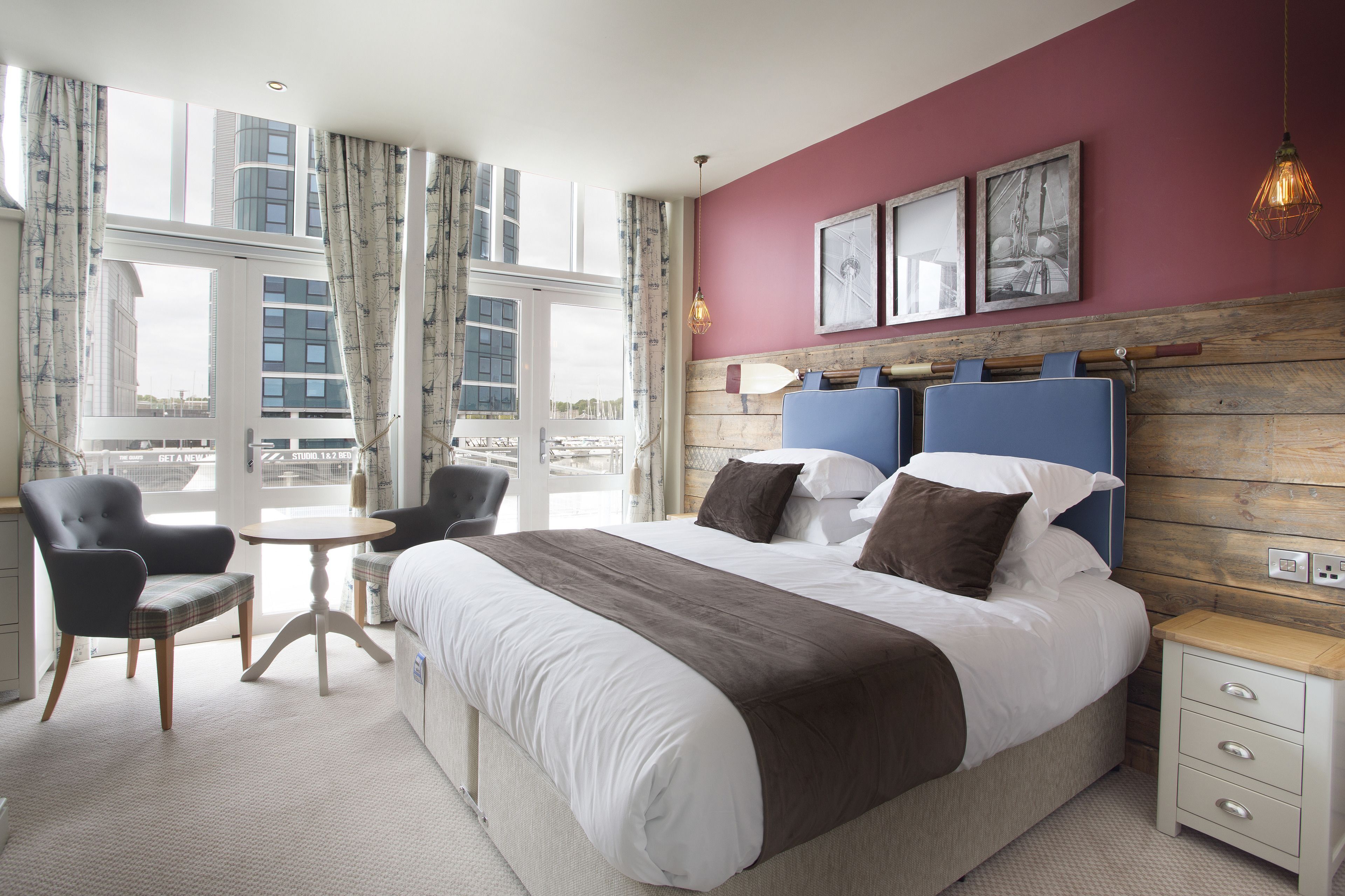 Desk, free WiFi, bed sheets