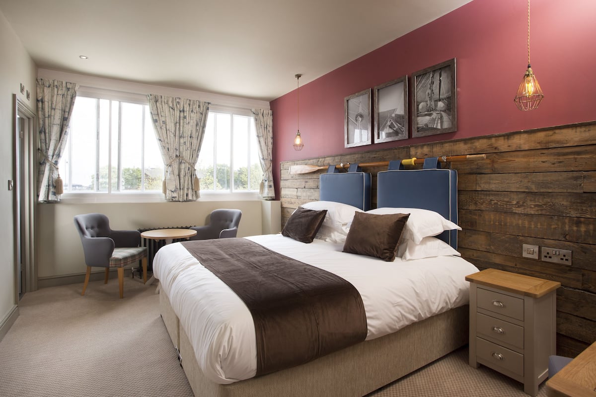 Desk, free WiFi, bed sheets