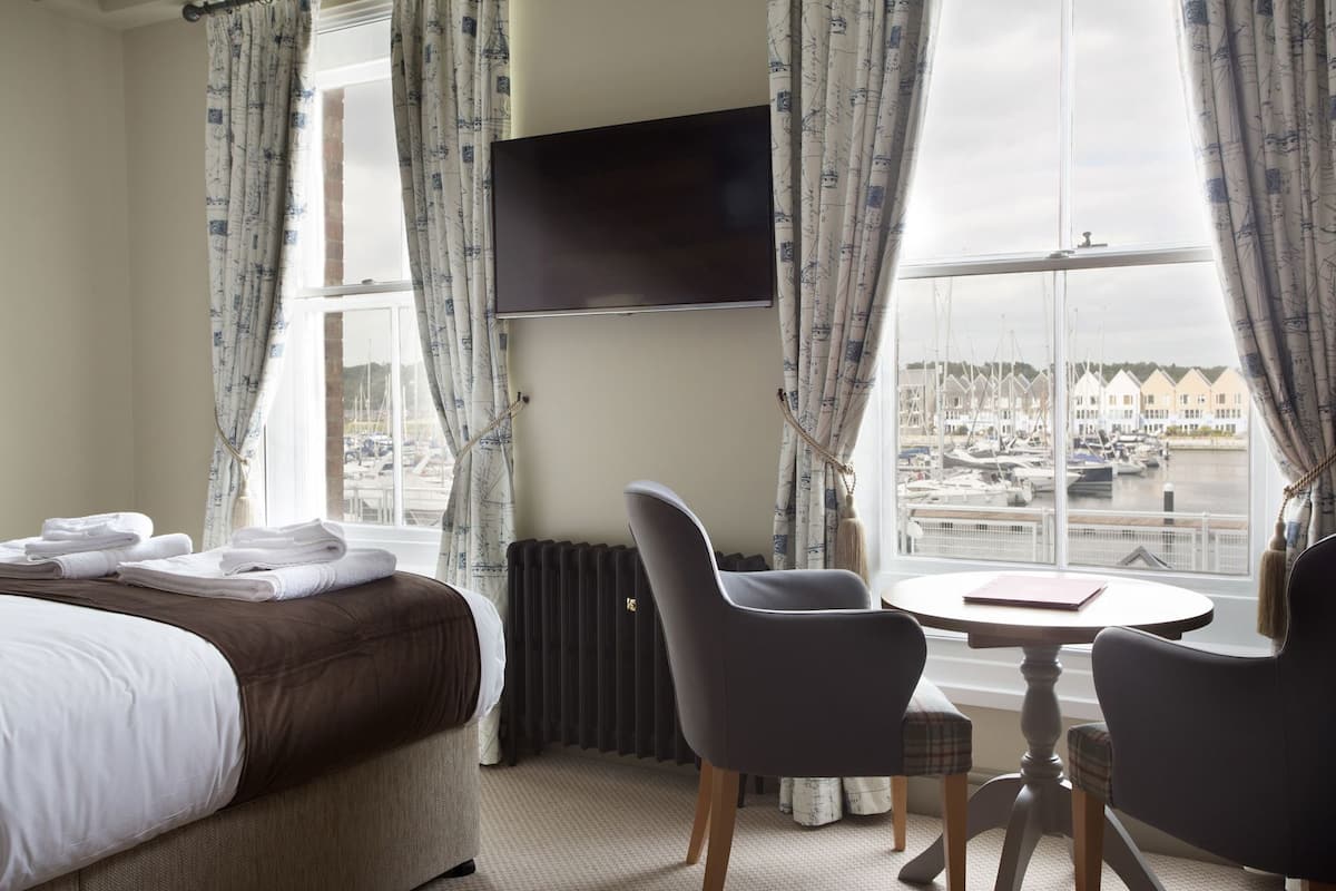 Desk, free WiFi, bed sheets