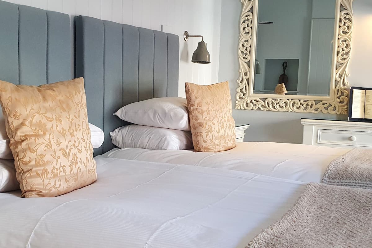 classic twin room, 2 single beds | desk, iron/ironing board, free wifi, bed sheets