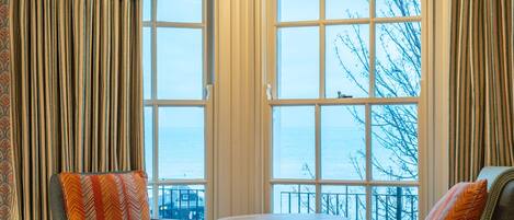 Habitación doble clásica | Escritorio, tabla de planchar con plancha, wifi gratis y ropa de cama