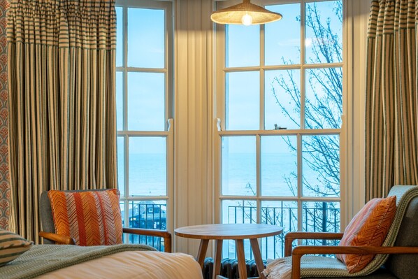 Bureau, fer et planche à repasser, Wi-Fi gratuit, draps fournis