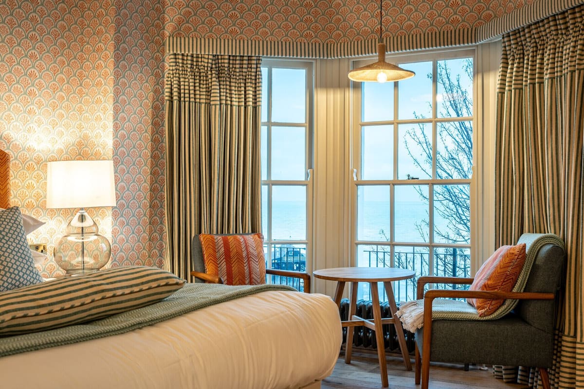 classic double room | living area | flat-screen tv