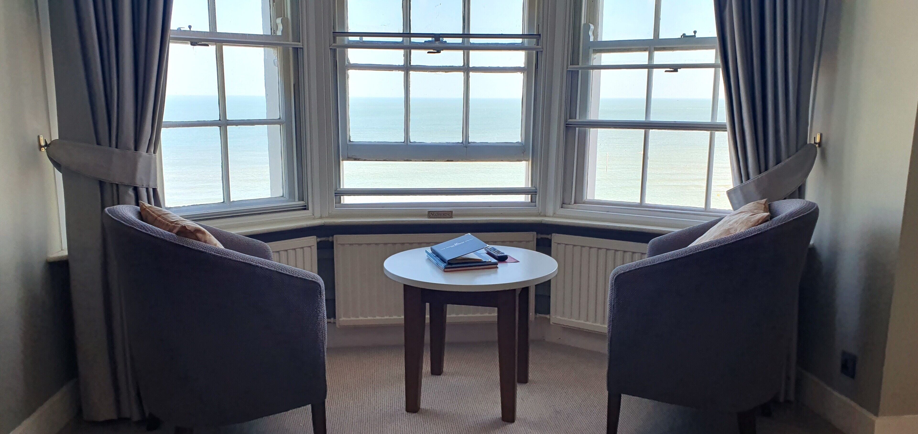 superior twin room, sea view | living area | flat-screen tv