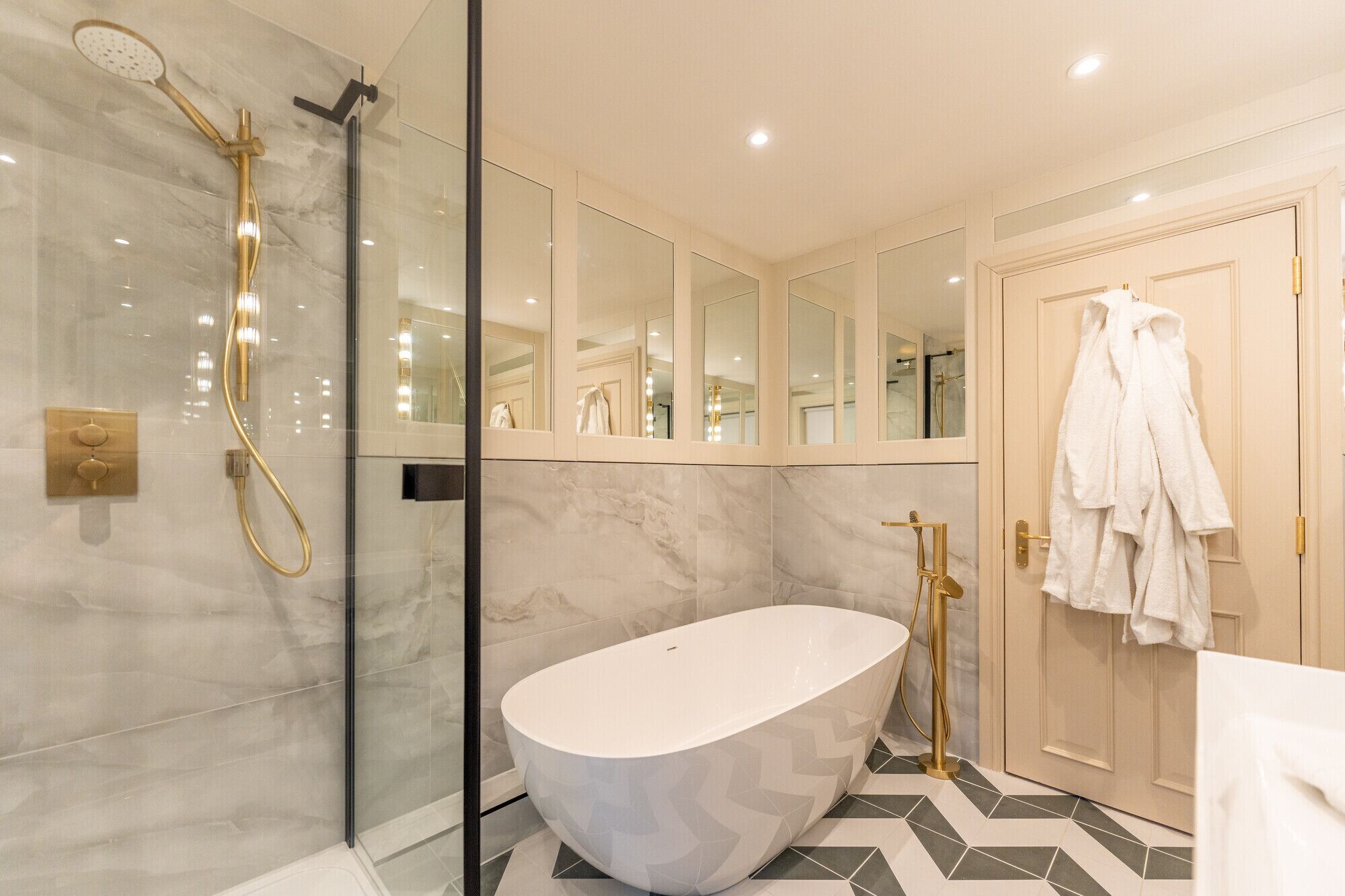 classic double room | bathroom | free toiletries, hair dryer, towels