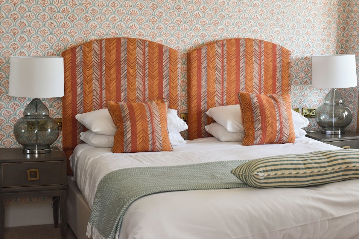 Chambre Luxe | Bureau, fer et planche Ă repasser, Wi-Fi gratuit, draps fournis