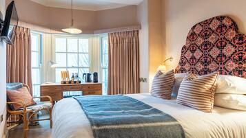 Escritorio, tabla de planchar con plancha, wifi gratis y ropa de cama