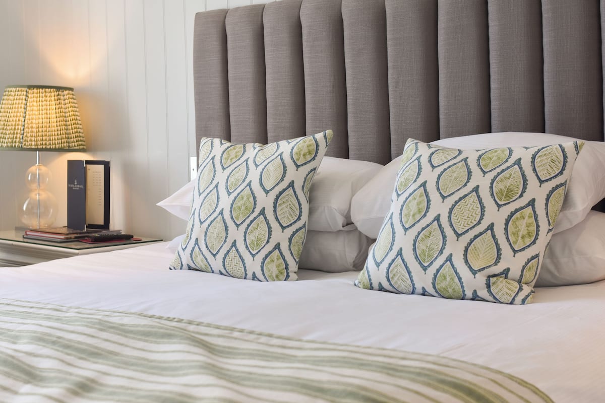 Habitación clásica con 2 camas individuales, vistas al mar | Escritorio, tabla de planchar con plancha, wifi gratis y ropa de cama