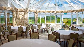 Serveert ontbijt en diner