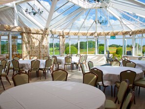 Petit déjeuner et dîner servis sur place