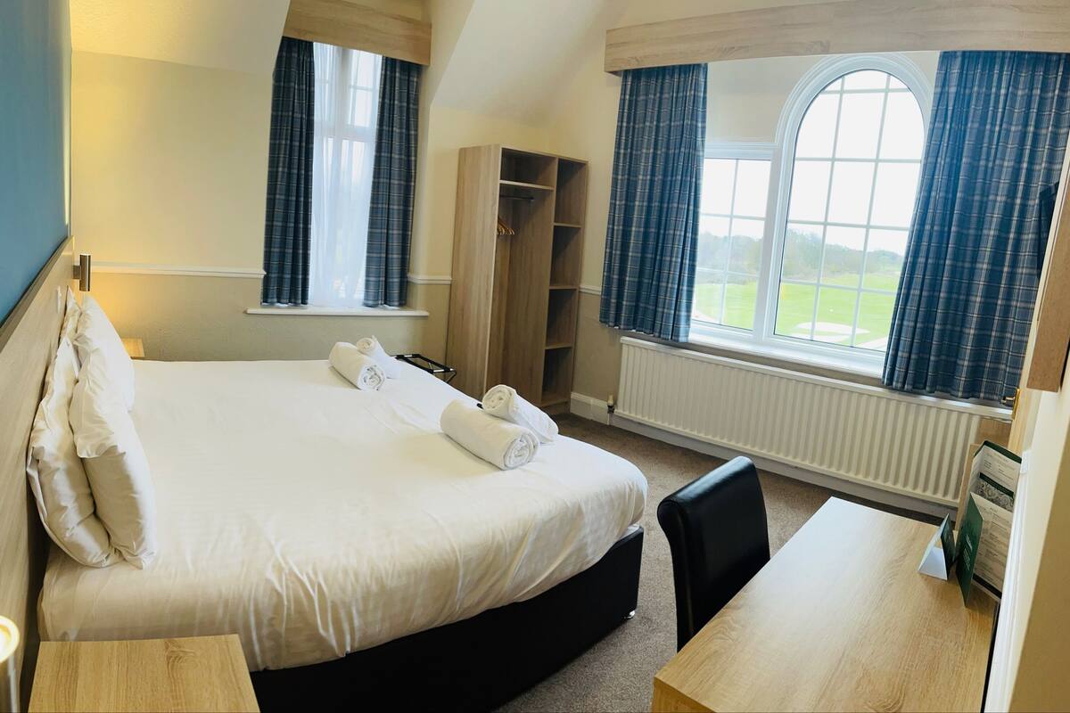 Desk, free WiFi, bed sheets