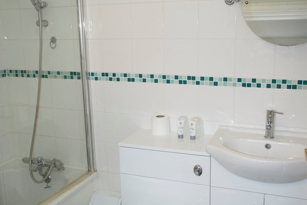 Lodge Twin Room | Bathroom | Combined shower/tub, free toiletries, hair dryer, towels