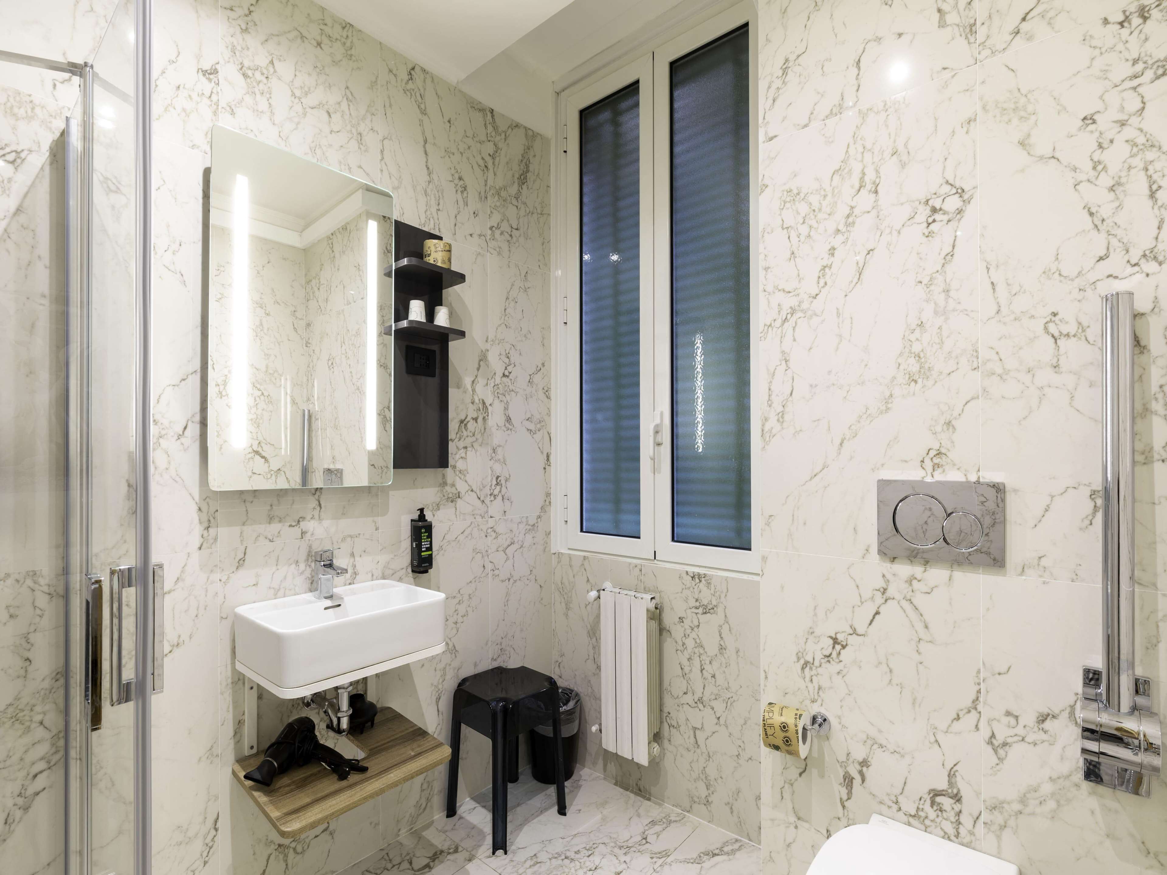 combined shower/bathtub, free toiletries, hair dryer, towels