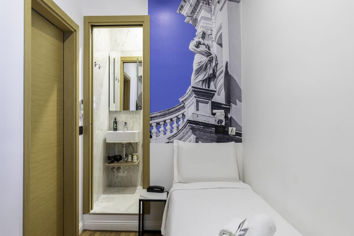 Yhden hengen economy-huone, tupakointi kielletty | Select Comfort -patjalliset sängyt, tallelokero huoneessa, työpöytä