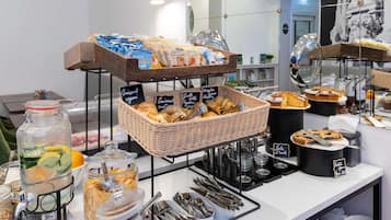 Tägliches Frühstücksbuffet (10 EUR pro Person)