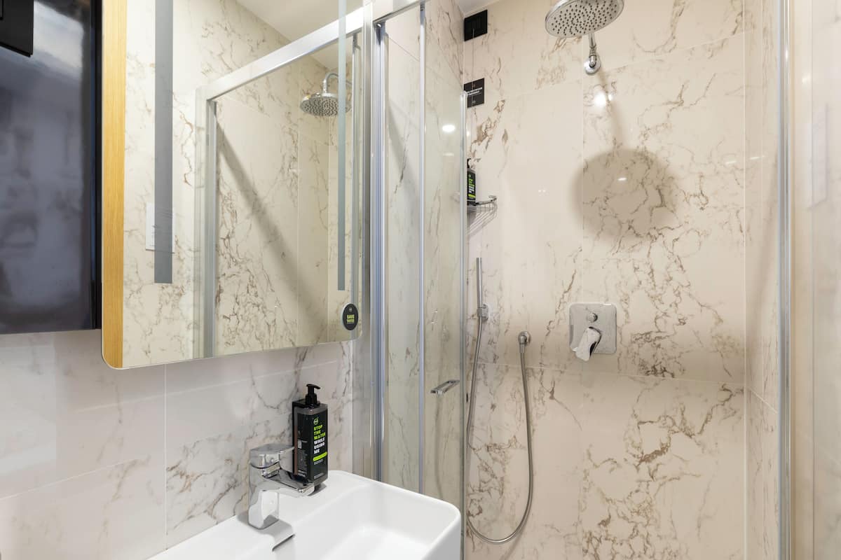 Ensemble douche/baignoire, articles de toilette gratuits, sèche-cheveux