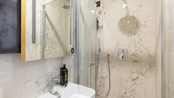 Combined shower/bathtub, free toiletries, hair dryer, towels