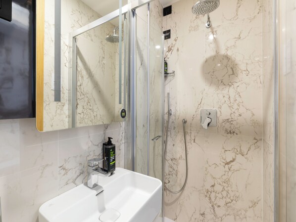 Combinazione doccia/vasca, set di cortesia gratuito, asciugacapelli