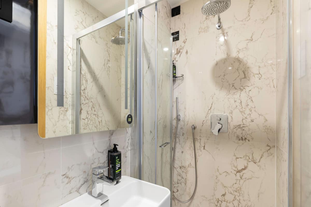 Suihkun ja ammeen yhdistelmä, ilmaiset hygieniatuotteet, hiustenkuivaaja