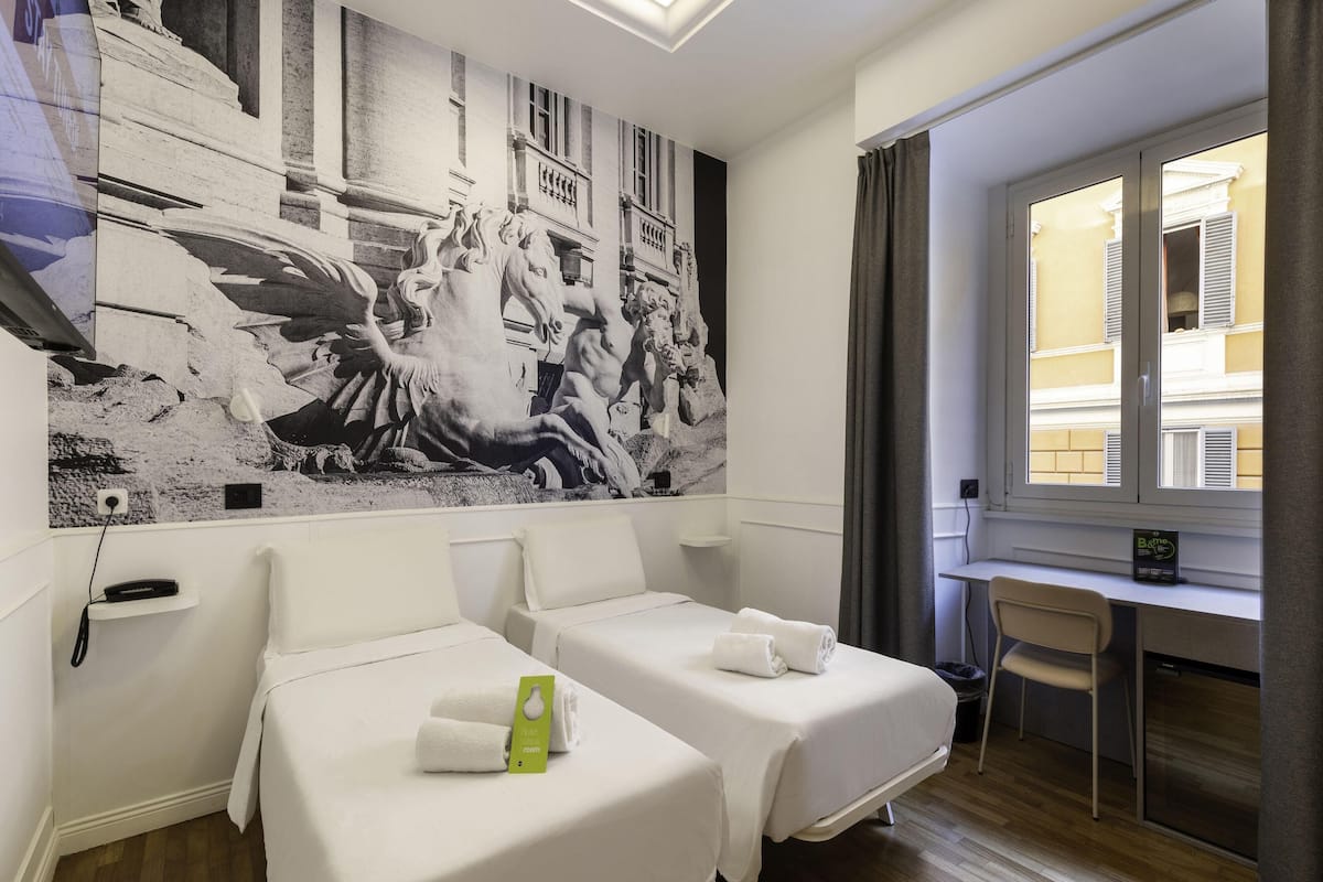 Kahden hengen standard-huone (kaksi sänkyä), tupakointi kielletty | Select Comfort -patjalliset sängyt, tallelokero huoneessa, työpöytä