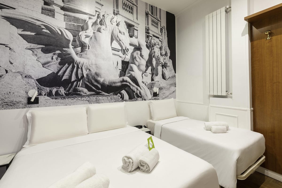 Kolmen hengen standard-huone, tupakointi kielletty | Select Comfort -patjalliset sängyt, tallelokero huoneessa, työpöytä