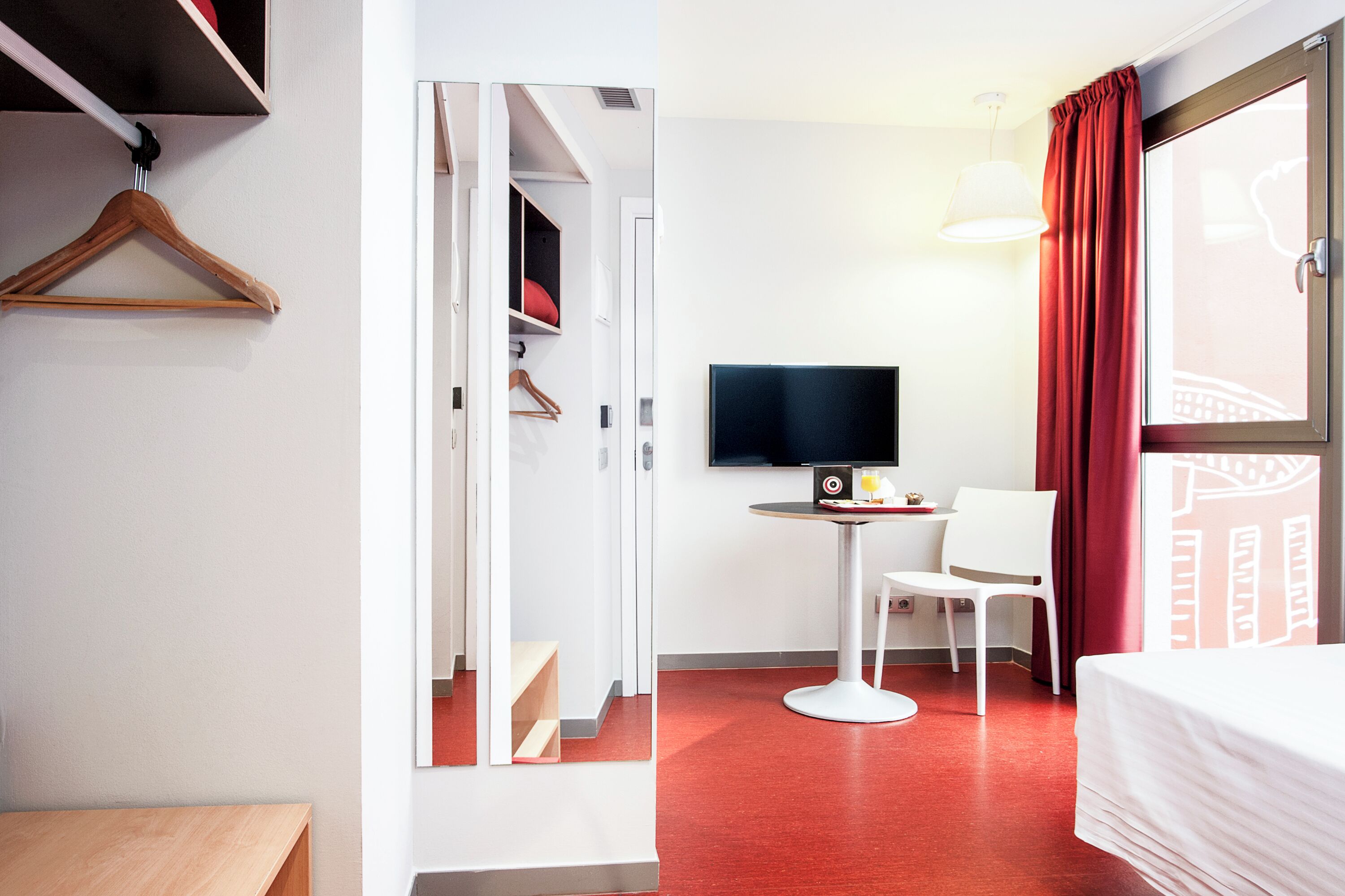 Single Room | In-room safe, desk, laptop workspace, blackout drapes