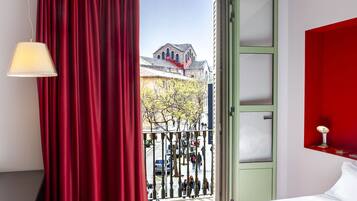 Standaard Twin kamer, balkon | Een kluis op de kamer, een bureau, een laptopwerkplek