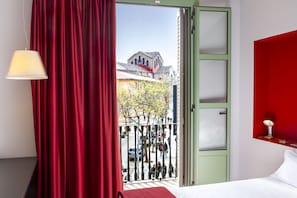 Quarto duplo standard, sacada | Cofres nos quartos, escrivaninha, espaço de trabalho para notebook