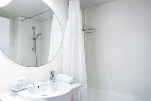 In-room safe, desk, laptop workspace, blackout drapes - Ciutat Vella (Barcelona)