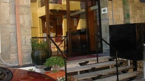 A hotel entrance with a sign reading "HOTEL AQUILIA GARAGE".