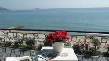 Habitación doble, balcón, vista al mar | Balcón