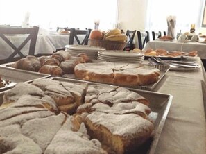 Free daily continental breakfast - Hotel Aquilia (Laigueglia)