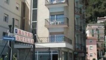 Vista frontal de la propiedad