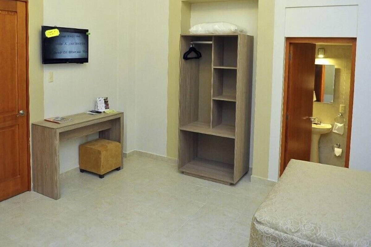 Habitación Deluxe, 1 cama Queen size | Caja de seguridad en la habitación y escritorio