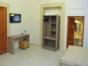 Deluxe Room, 1 Queen Bed | In-room safe, desk, iron/ironing board, free WiFi - Casa De Los Dulces Suenos (Morelia)