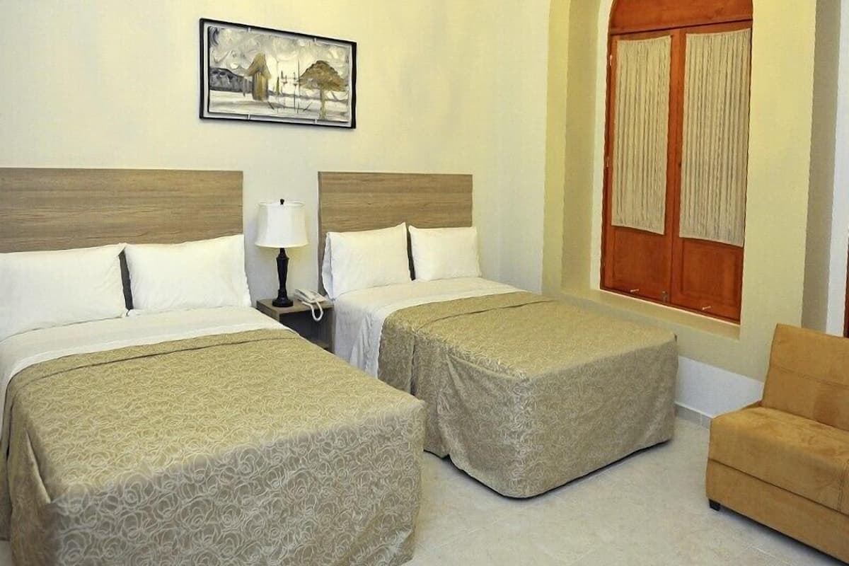 Habitación Deluxe, 2 camas matrimoniales | Caja de seguridad en la habitación y escritorio