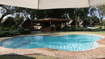 2 AuĂenpools, Sonnenschirme, LiegestĂŒhle