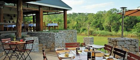 2 restaurants, serveren ontbijt