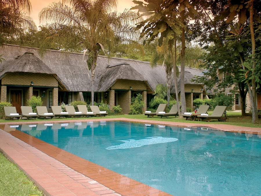 2 buitenzwembaden, parasols voor strand/zwembad