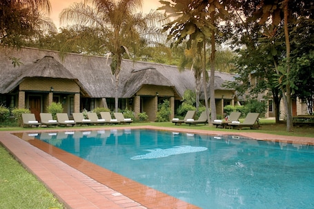 2 piscinas al aire libre, sombrillas, sillones reclinables de piscina